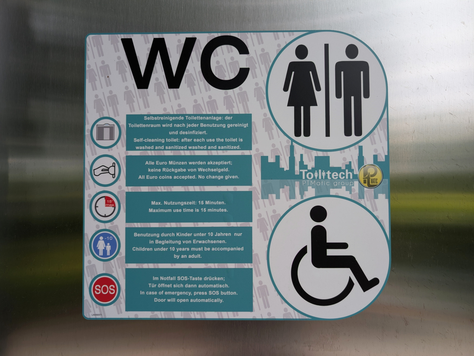 Info-Schild an der Eingangstür der selbstreinigen WC-Anlage.