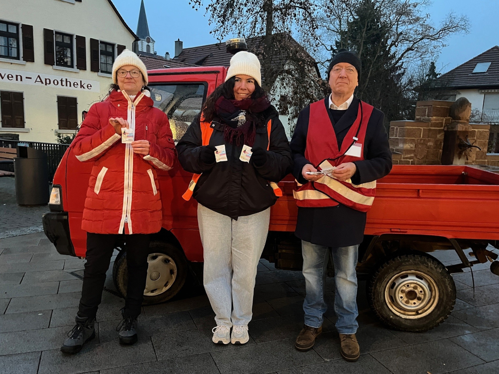 Frau Ihrig, Frau Ornau und Bürgermeister Ludwig Sauer verschenken Schokolade.