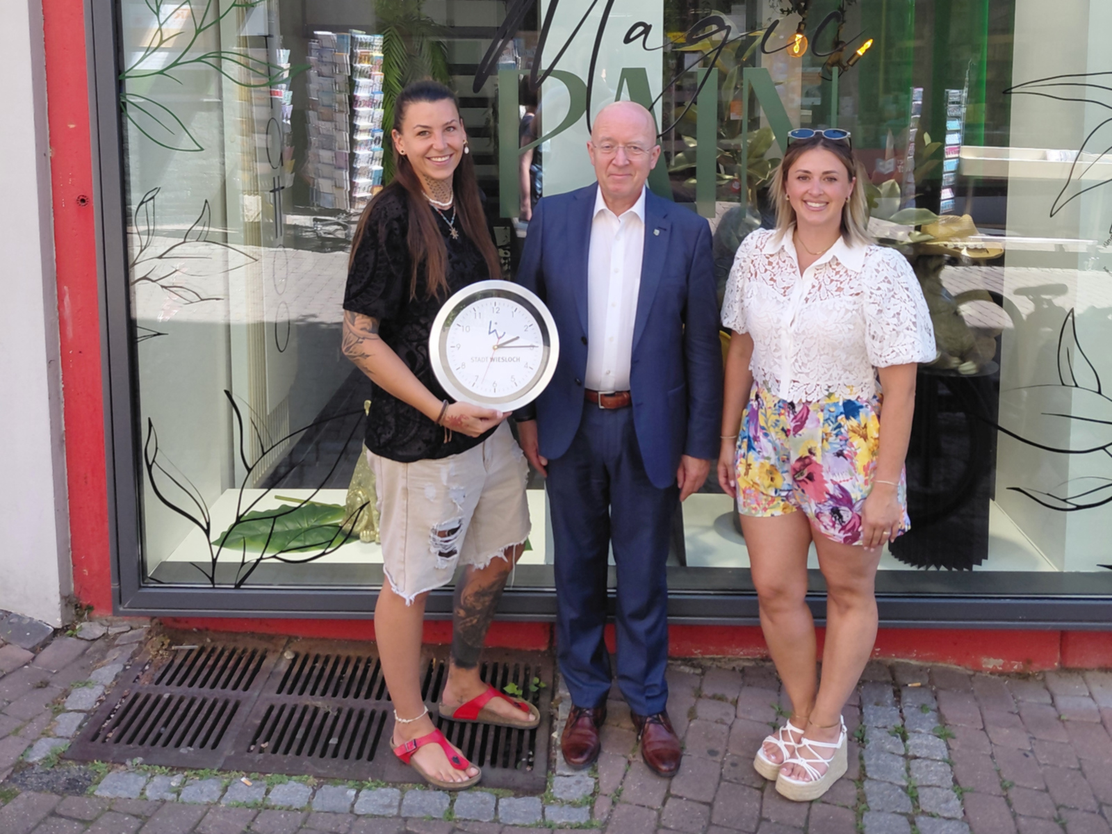 Katharina Lampert, BM Sauer und einer Mitarbeiterin des Studios bei der Eröffnung.