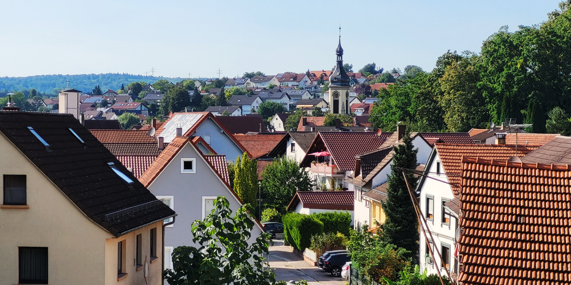 Blick vom Viadukt in Richtung Ortskern und Evangelische Kirche.