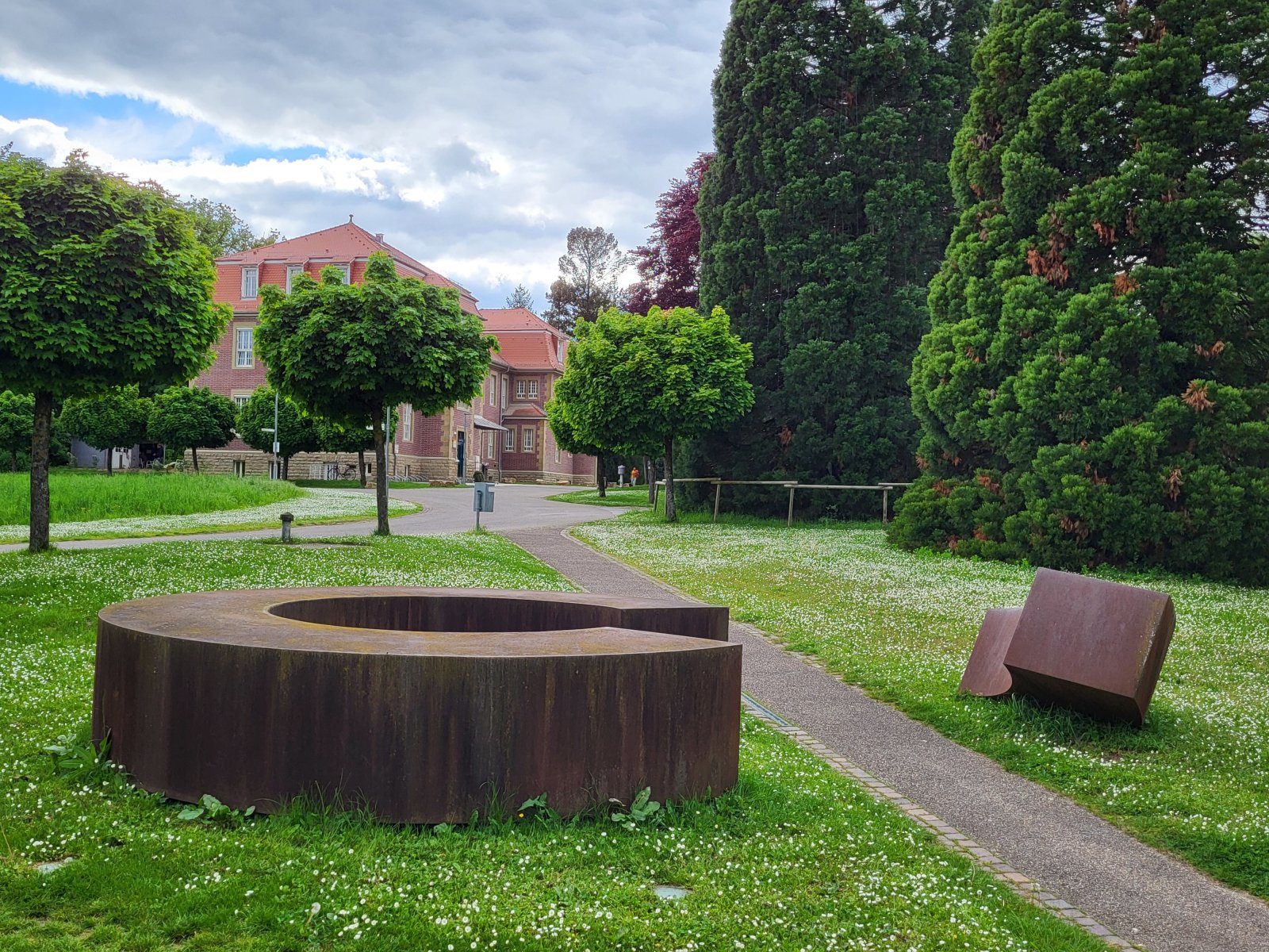 Kunstwerk zum Gedenken im Park des PZN.