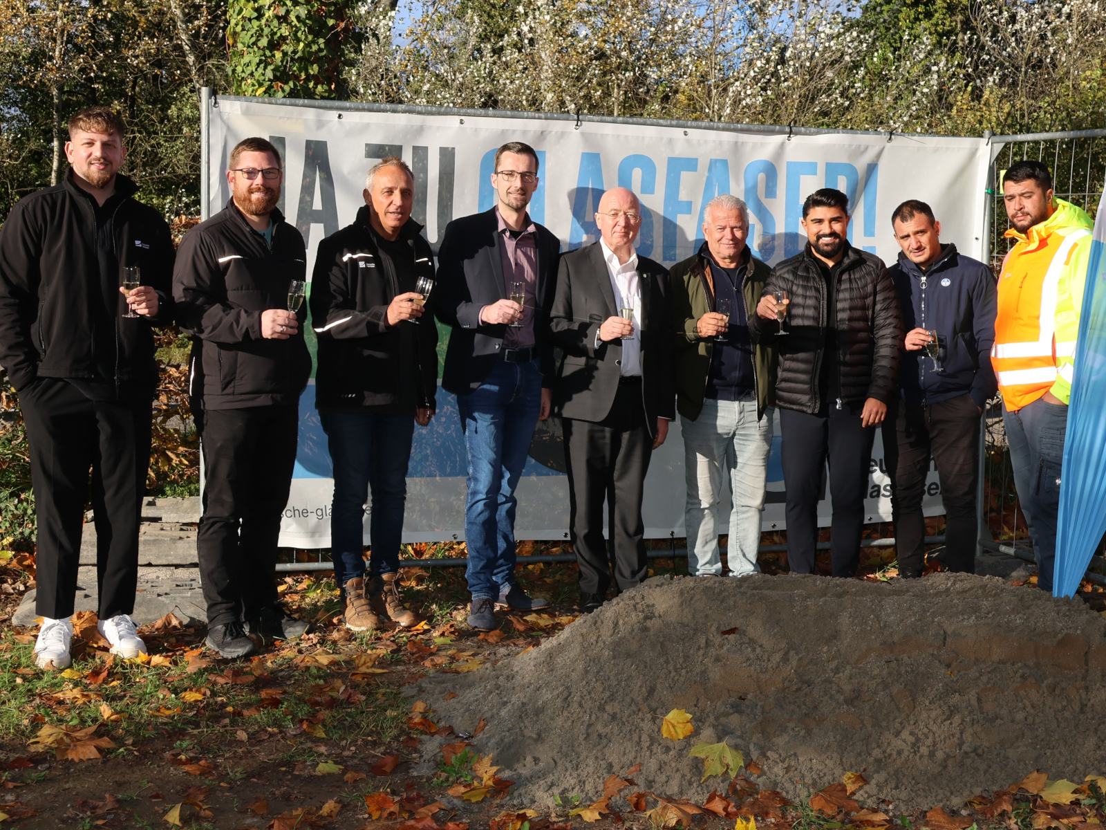 Gemeinsames Anstoßen auf den Glasfaser-Ausbau in Schatthausen.