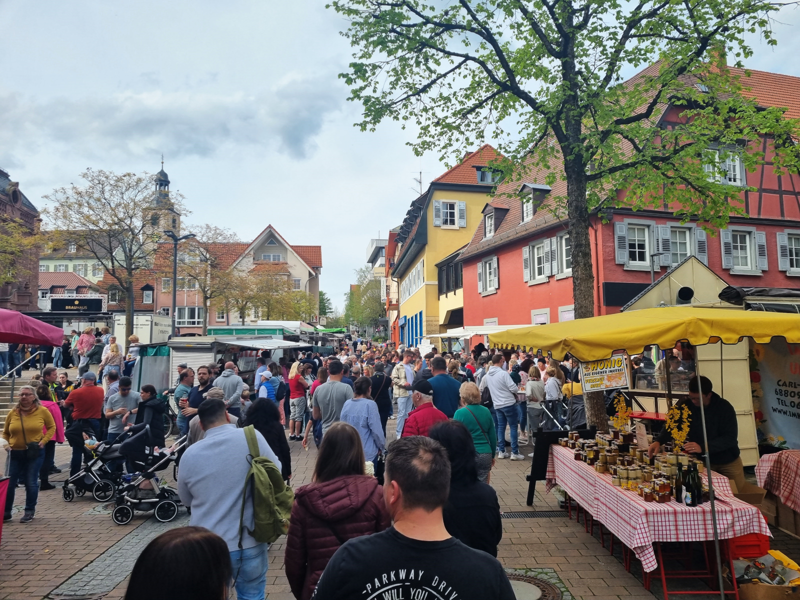 Marktstände in Hauptstraße und Schloßstraße.