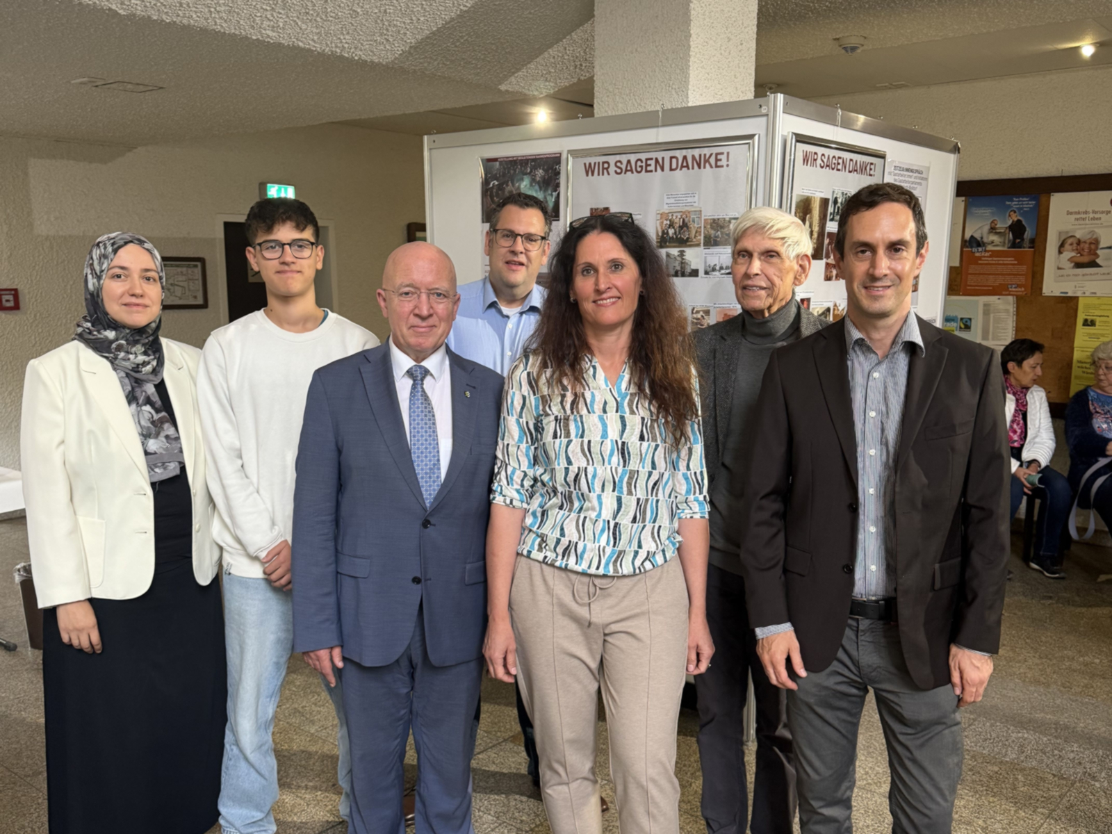 Gruppenfoto anlässlich der Ausstellungseröffnung.