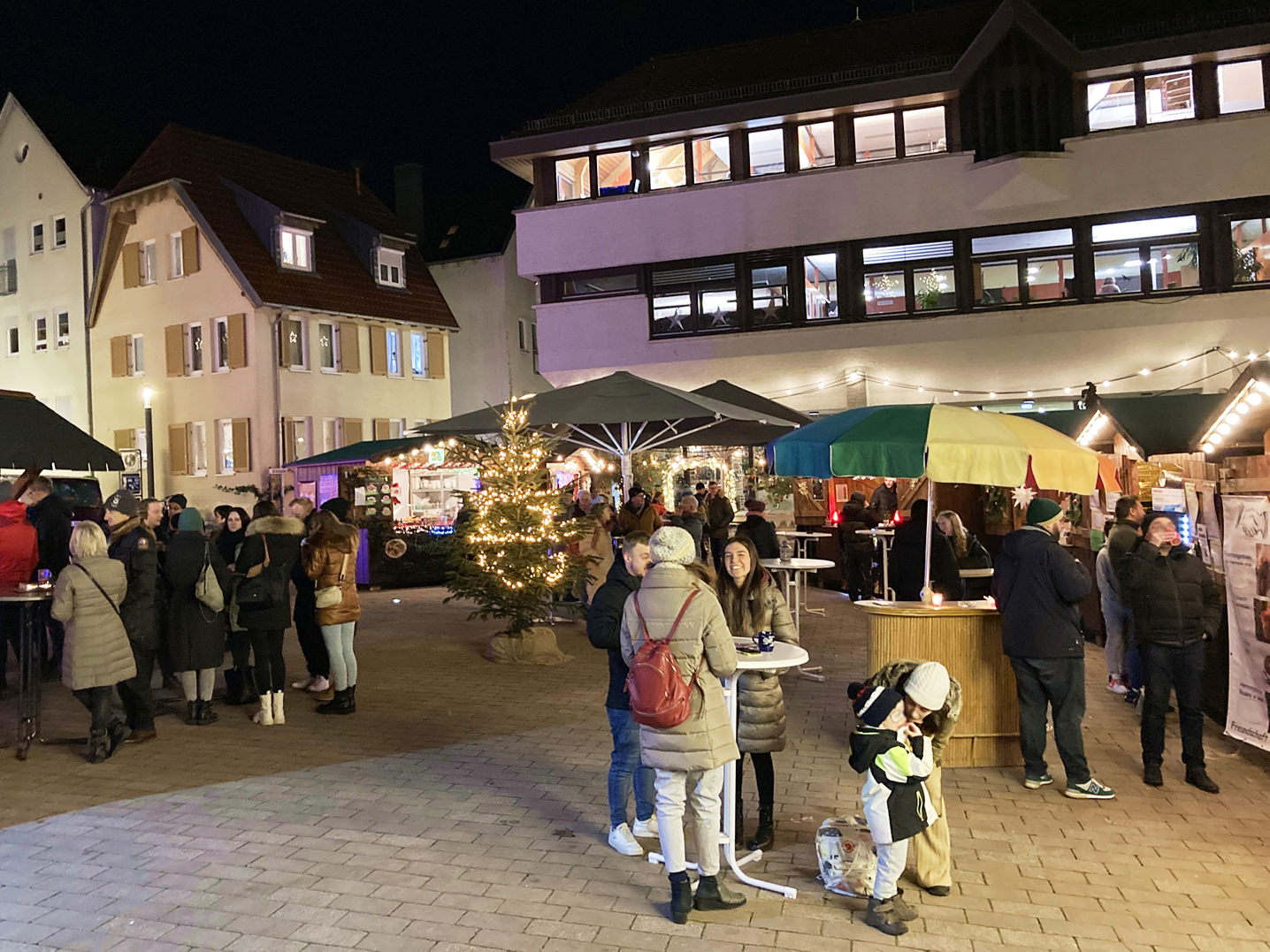 Weihnachtsmarkt auf dem Marktplatz vor dem Rathaus.