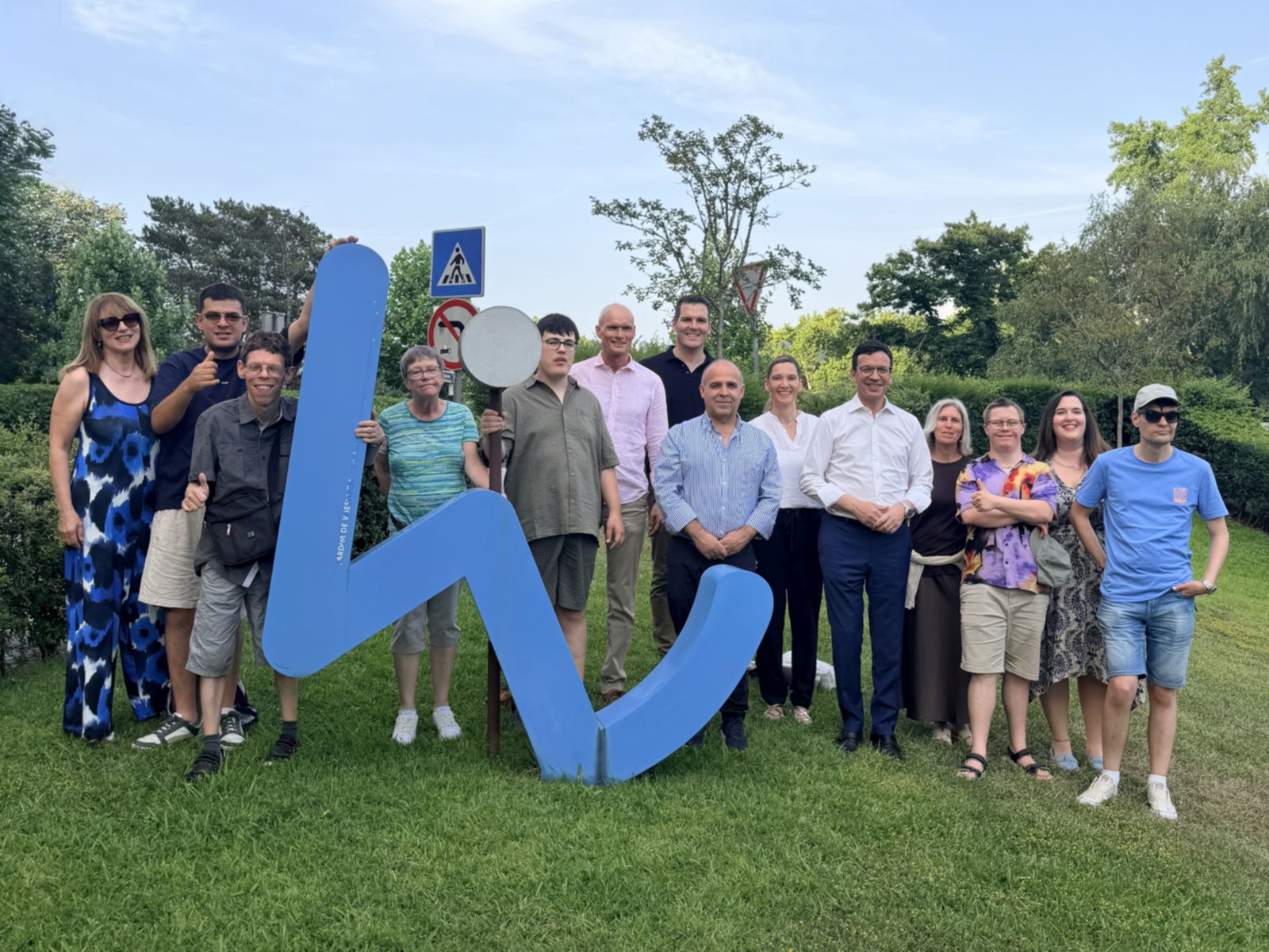 Gruppenfoto an der Wiesloch-Skulptur, dem blauen W aus dem Logo der Stadt Wiesloch.