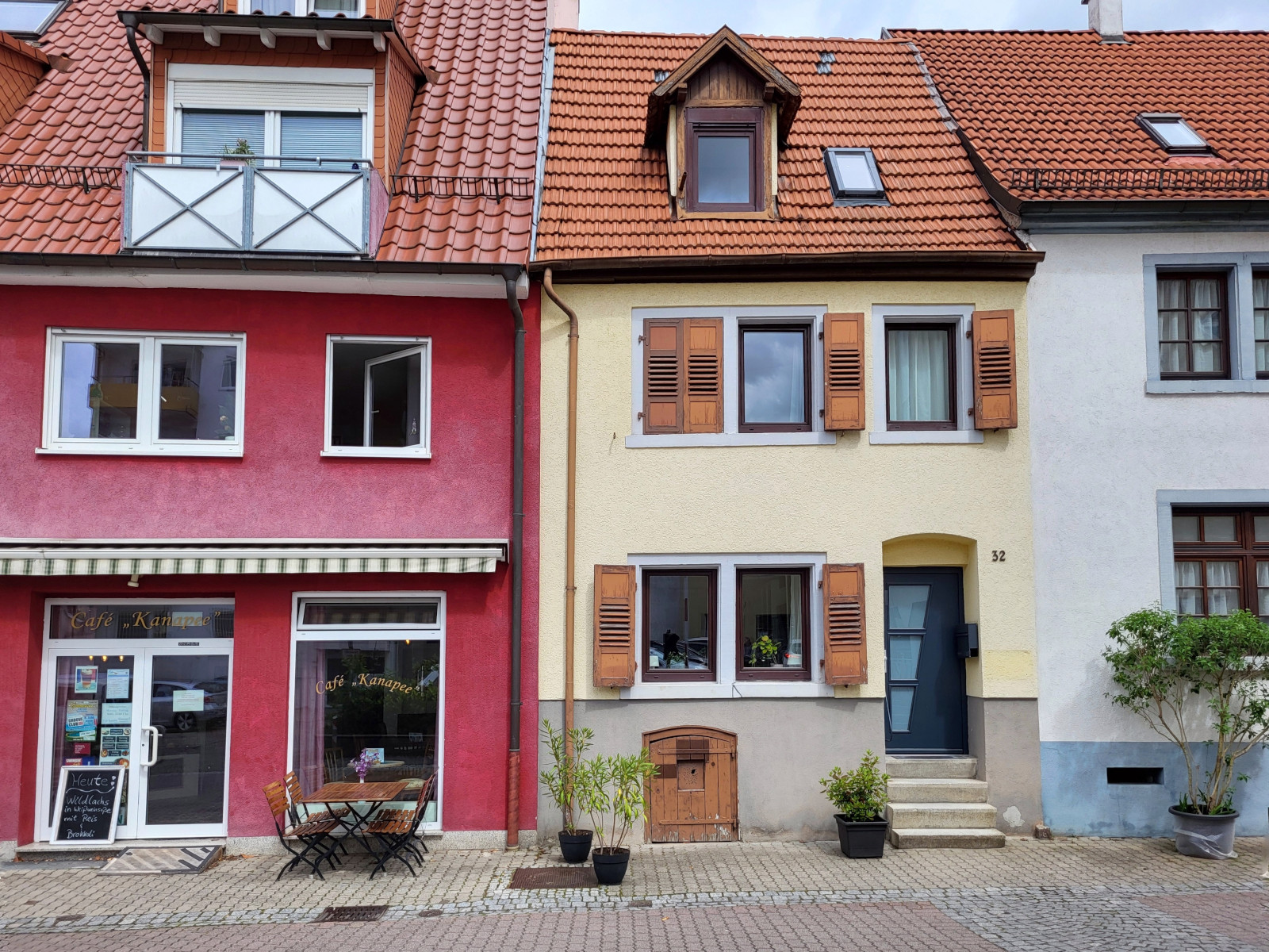 Farbenfroh angestrichene Häuser in der Hesselgasse.