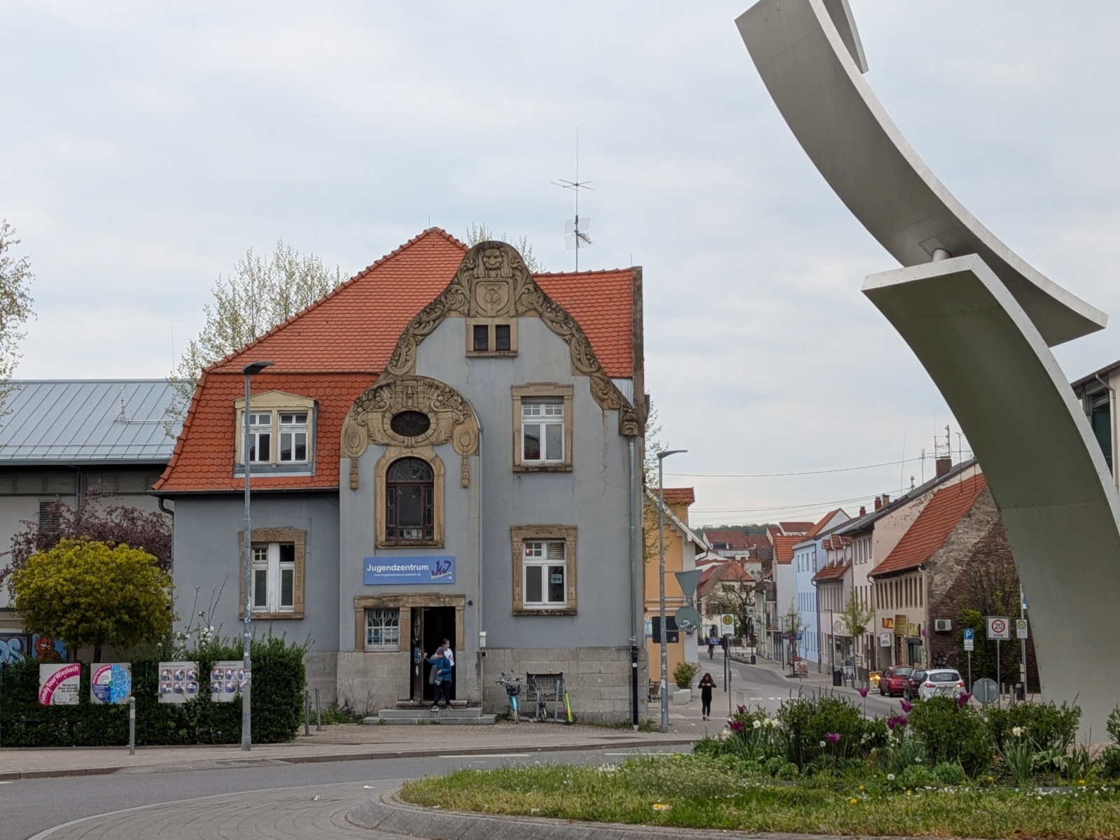 Wieslocher Jugendzentrum im historischen Gebäude mit Jugendstil-Fassade.