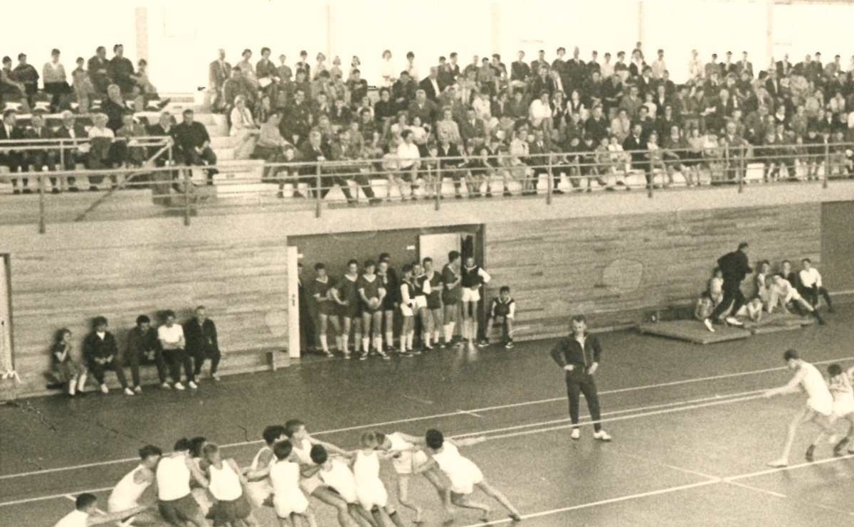 Tauziehen während einer Sportveranstaltung in der Stadionhalle.