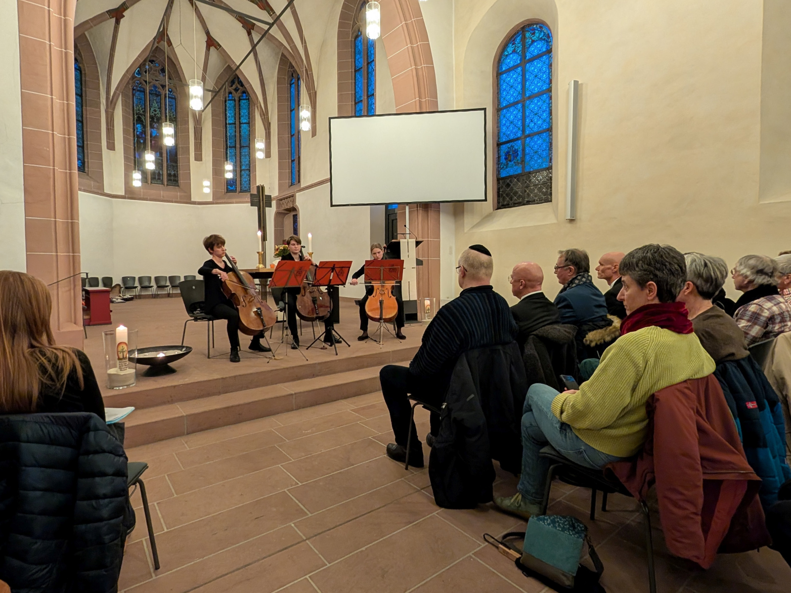 Das Cello-Trio der Musikschule umrahmte die Gedenkstunde musikalisch.