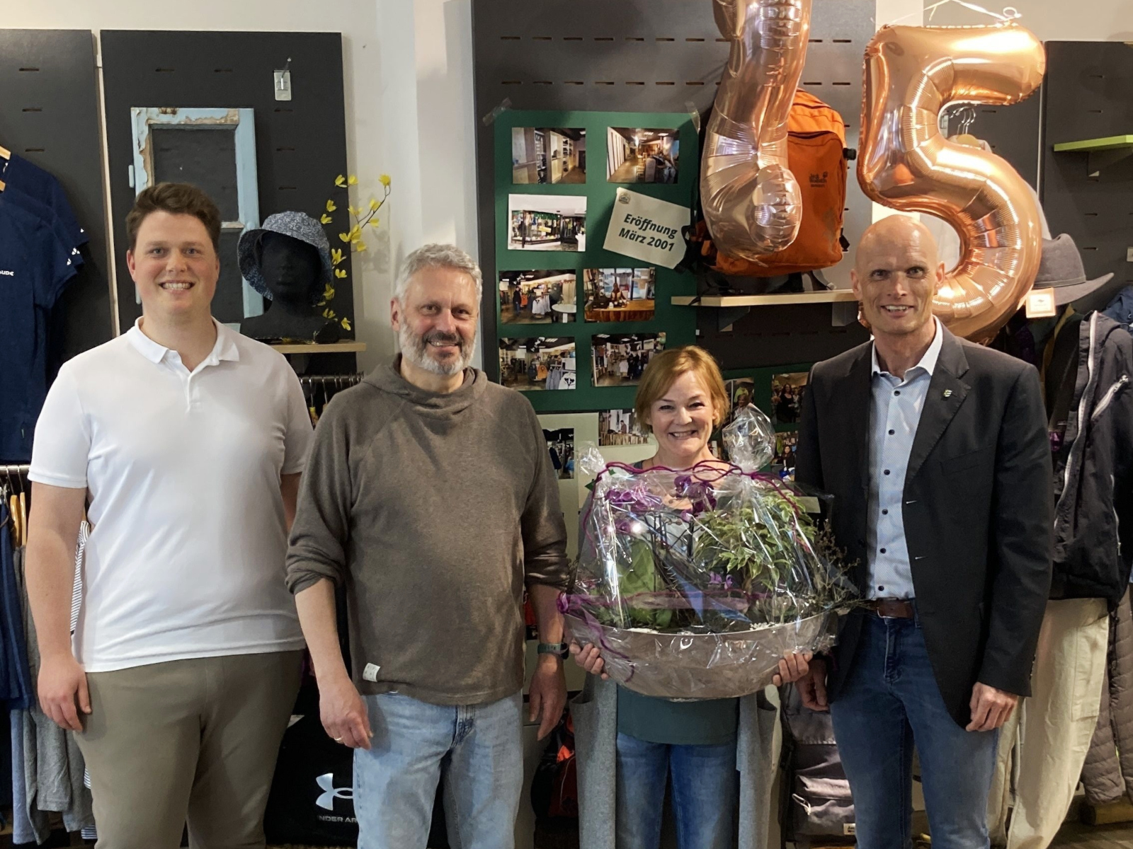 OB Elkemann und Benedikt Krauter gratulieren Sibylle Boeke und Michael Weiß.