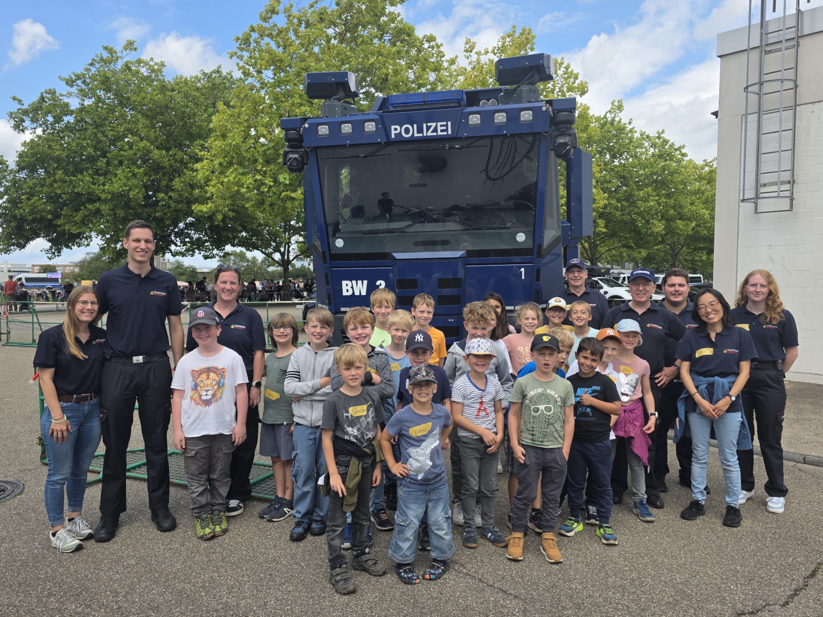 Gruppenfoto der Kinder und Betreuenden mit Polizei-LKW.