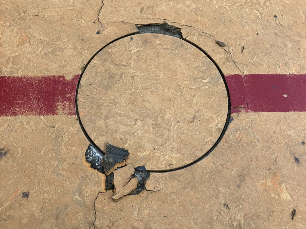 Deutliche Schadstellen an den Bodenhülsen.