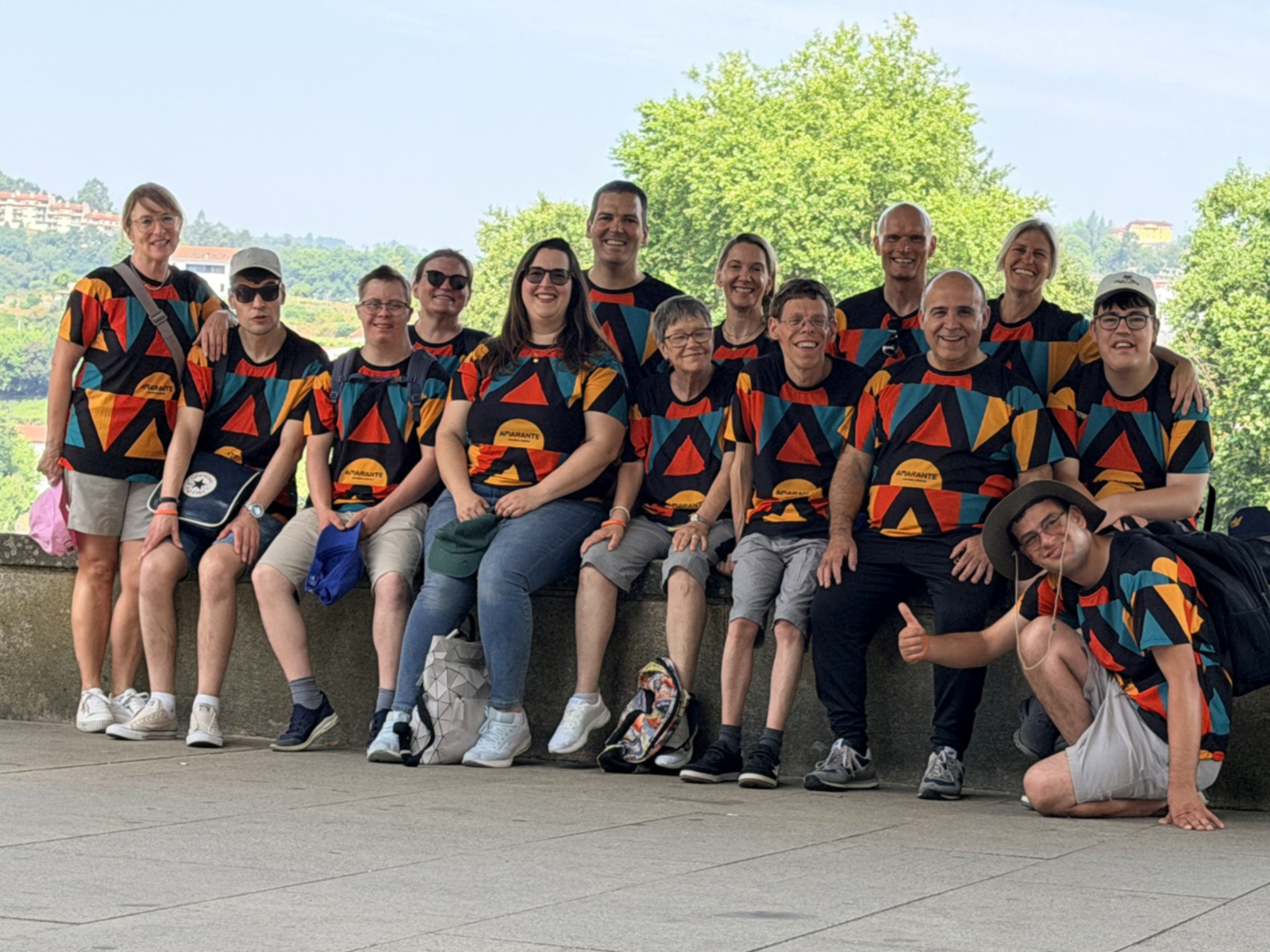 Gruppenfoto zum Wanderbeginn am Fluss Tâmega