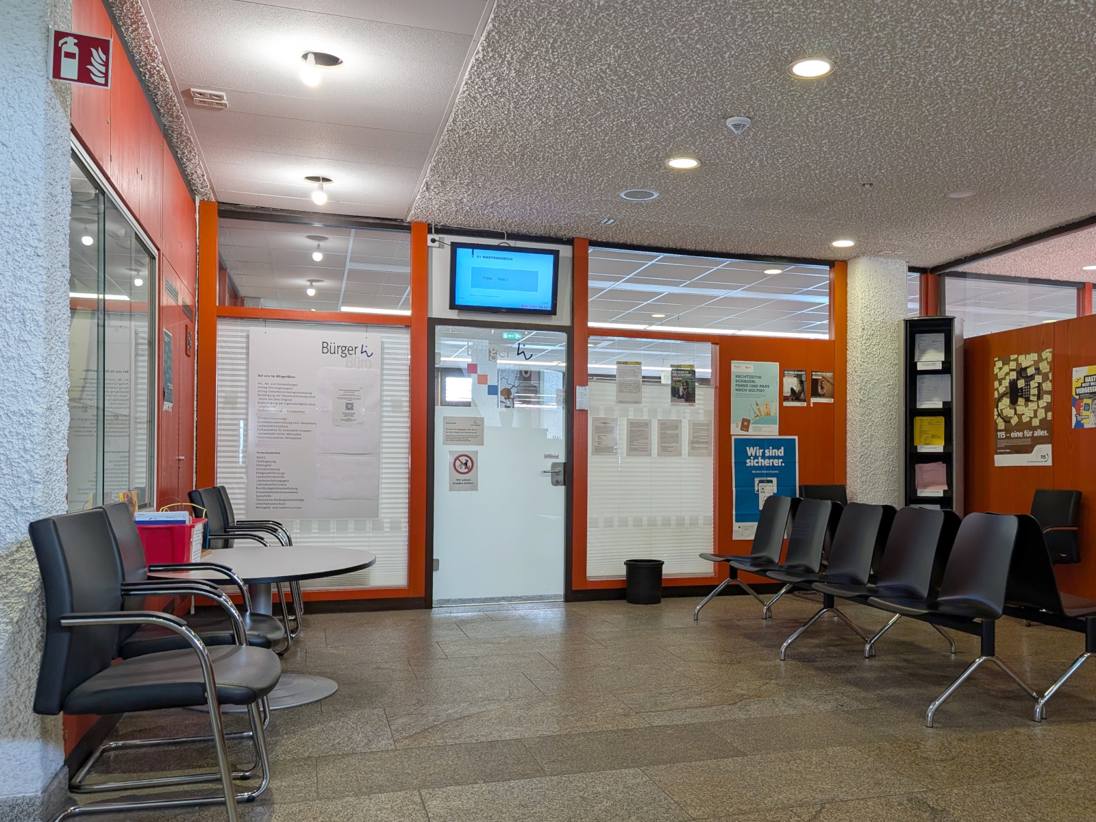 Wartebereich vor dem Bürgerbüro mit zahlreichen Stühlen.