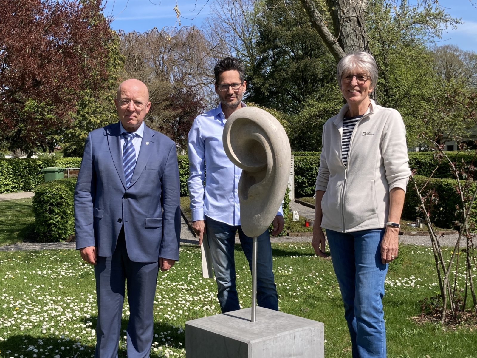 BM Ludwig Sauer, Bildhauer Daniel Wolf und Anne Böhler, Vorsitzende der Ökumenischen Hospizhilfe.