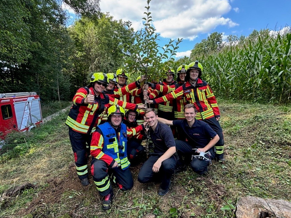 Die Abteilung Schatthausen pflanzt ein Apfelbäumchen