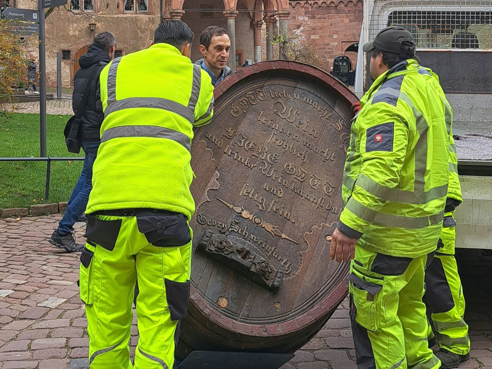 Bauhofs-Kollegen holen den Fassboden beim Heidelberger Schloss ab.