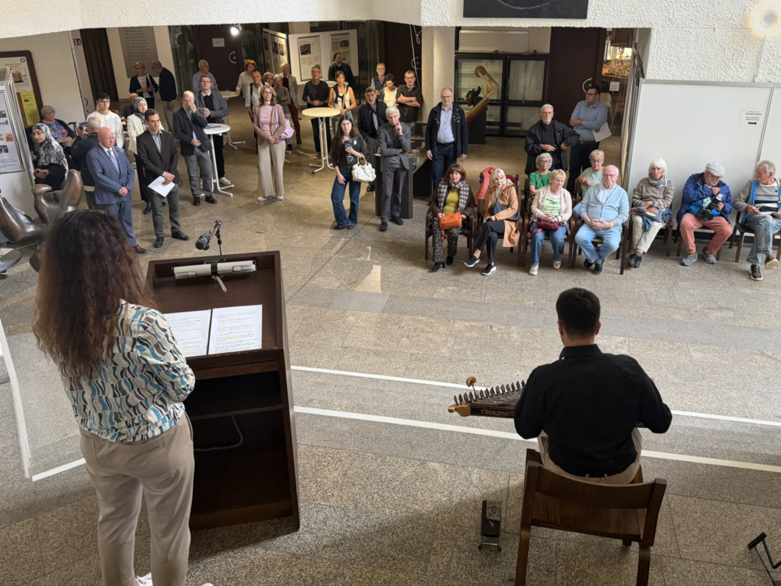 Ausstellungseröffnung im Rathaus-Foyer.