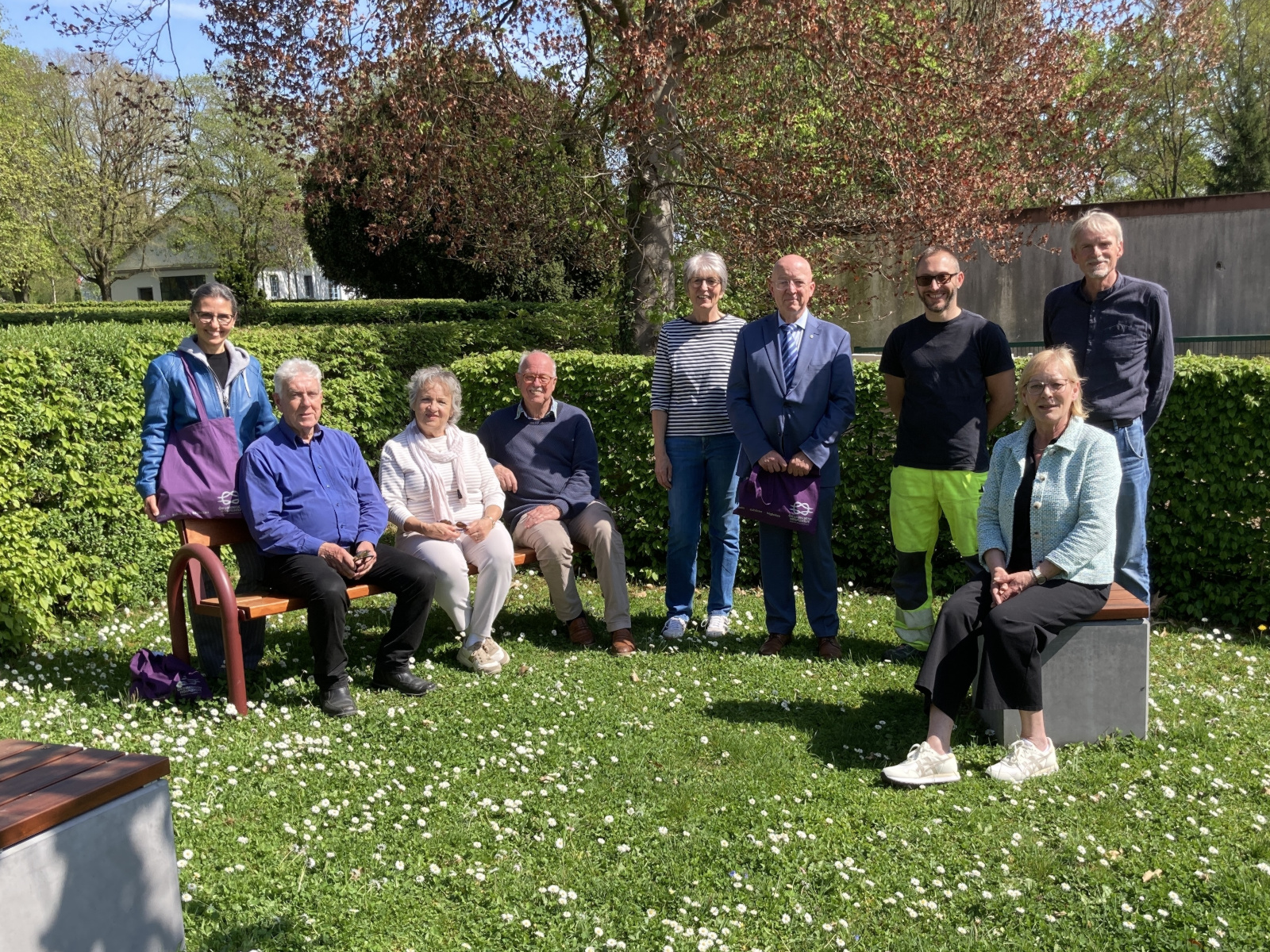 Gemeinsame Einweihung der Trauerbank auf dem Hauptfriedhof.