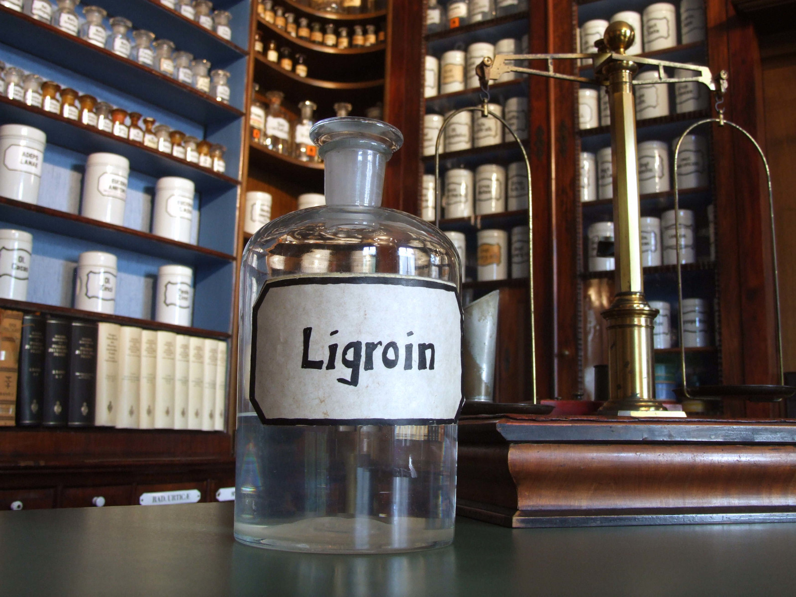 Alte Glasflasche beschriftet mit "Ligroin", dem "Treibstoff" des Patent-Motorwagens.